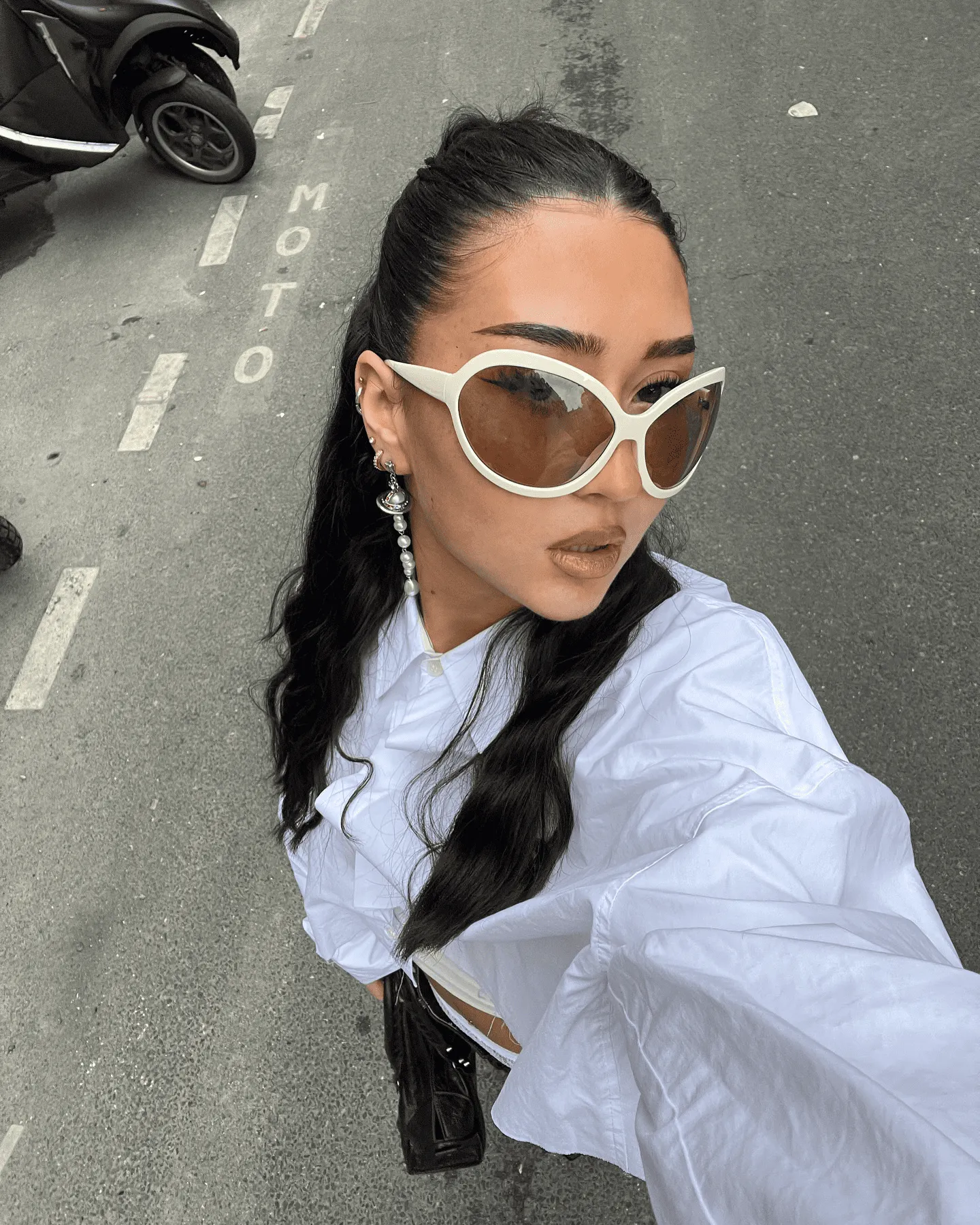 So với các mẫu kính khác, Bug-eye thường ưu tiên chất liệu acetate vì trọng lượng lẫn cảm giác “hầm hố” mang lại (Ảnh: @patriziaguss)