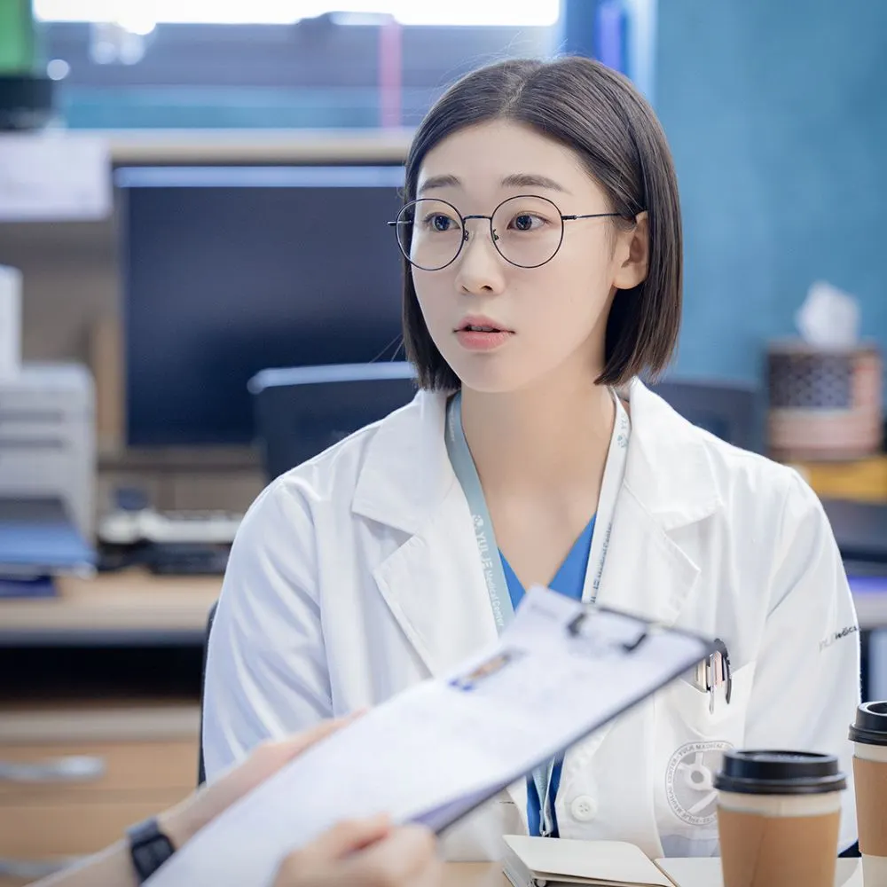 Nữ diễn viên phim resident playbook với làn da trắng xứ