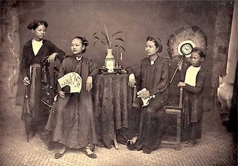 Ảnh cho thấy sự phân biệt tầng lớp trong một gia đình, chủ mặc áo ngũ thân, người hầu mặc áo tứ thân (1884-1885)