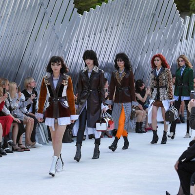 Điểm tin thời trang - Carine Roitfeld đảm nhận vị trí mới tại thương hiệu Karl Lagerfeld, hé lộ địa điểm trình diễn BST Louis Vuitton Cruise 2020