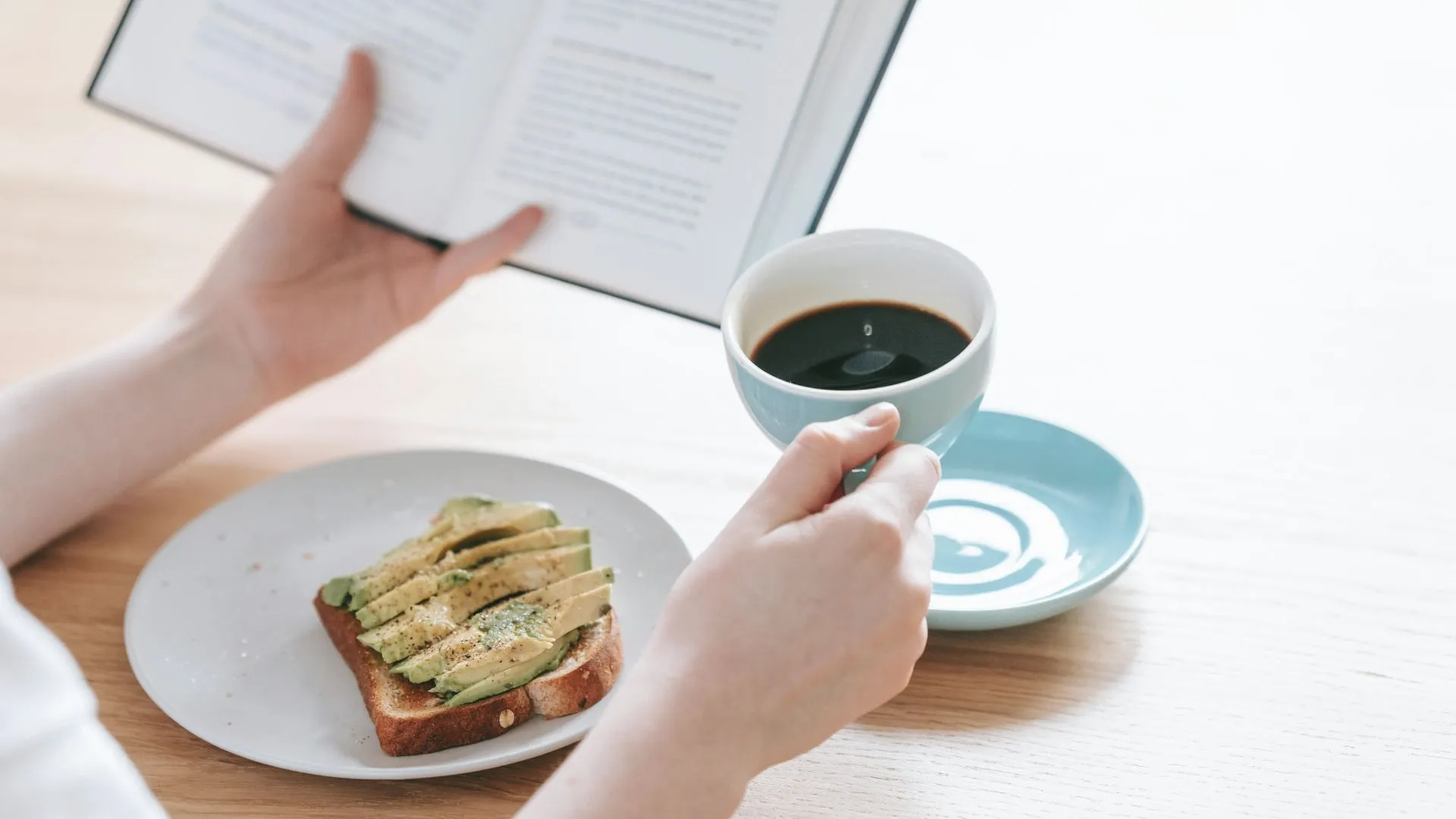 Bữa sáng nhẹ với bánh mì bơ và cà phê đen giúp giảm tác hại uống cà phê khi đói.