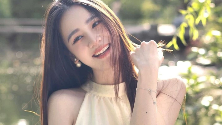 nhân sâm - Cô gái nghiêng đầu cười