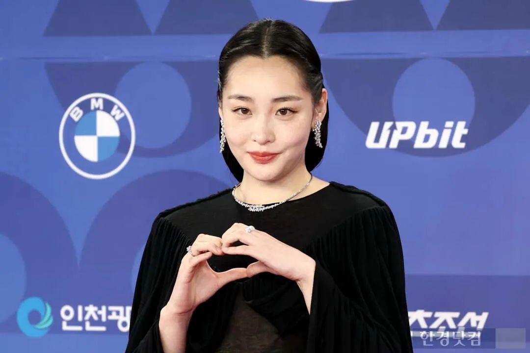Phụ kiện Kim Min Ha tại Giải Truyền hình Rồng Xanh 2025