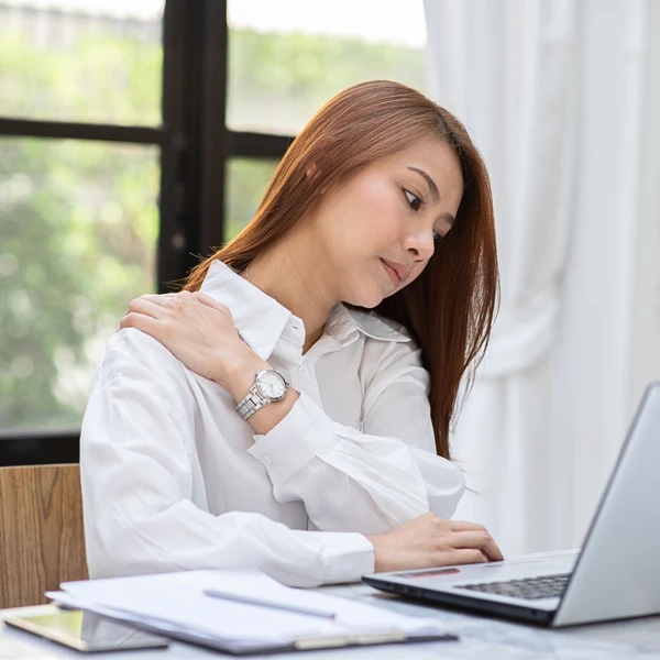 Cô nhân viên văn phòng đặt tay lên vai