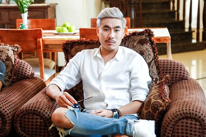 Những chiếc đồng hồ đắt giá và kính mát cùng tông màu chính là phụ kiện không thể thiếu trong hầu hết các set đồ của nhân vật Hoàng.