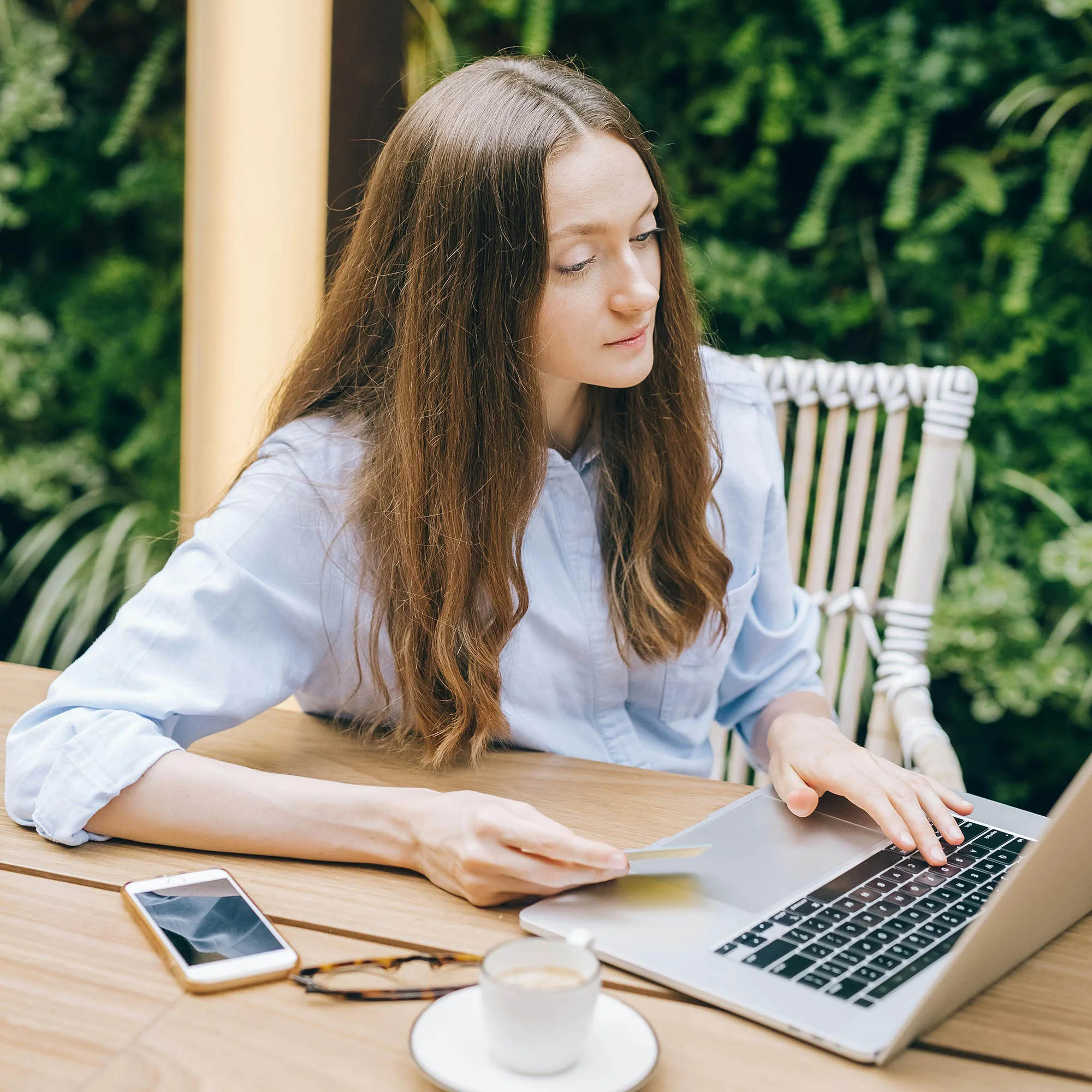 cô gái tóc dài theo dõi điểm tín dụng