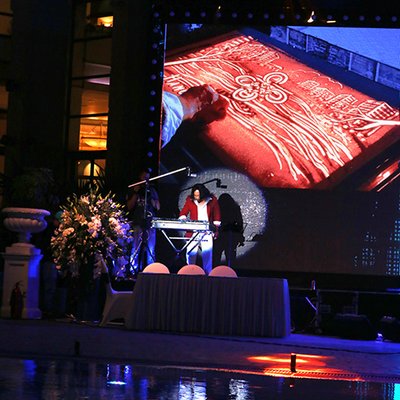 Nghệ sĩ tranh cát Nguyễn Thế Nhân kể lại câu chuyện về Hanoi Daewoo Hotel bằng cát.
