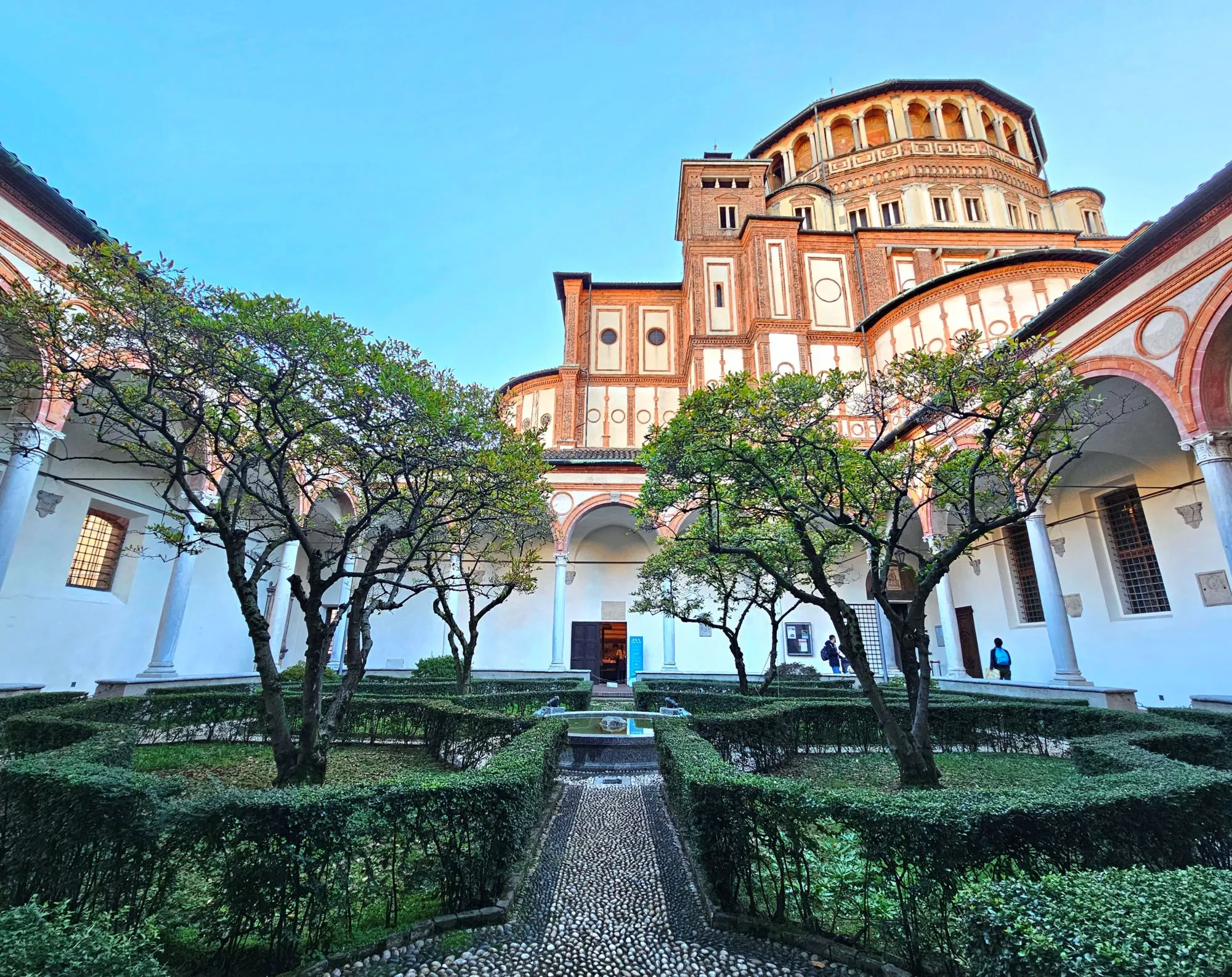 khung cảnh bên ngoài toà Santa Maria delle Grazie