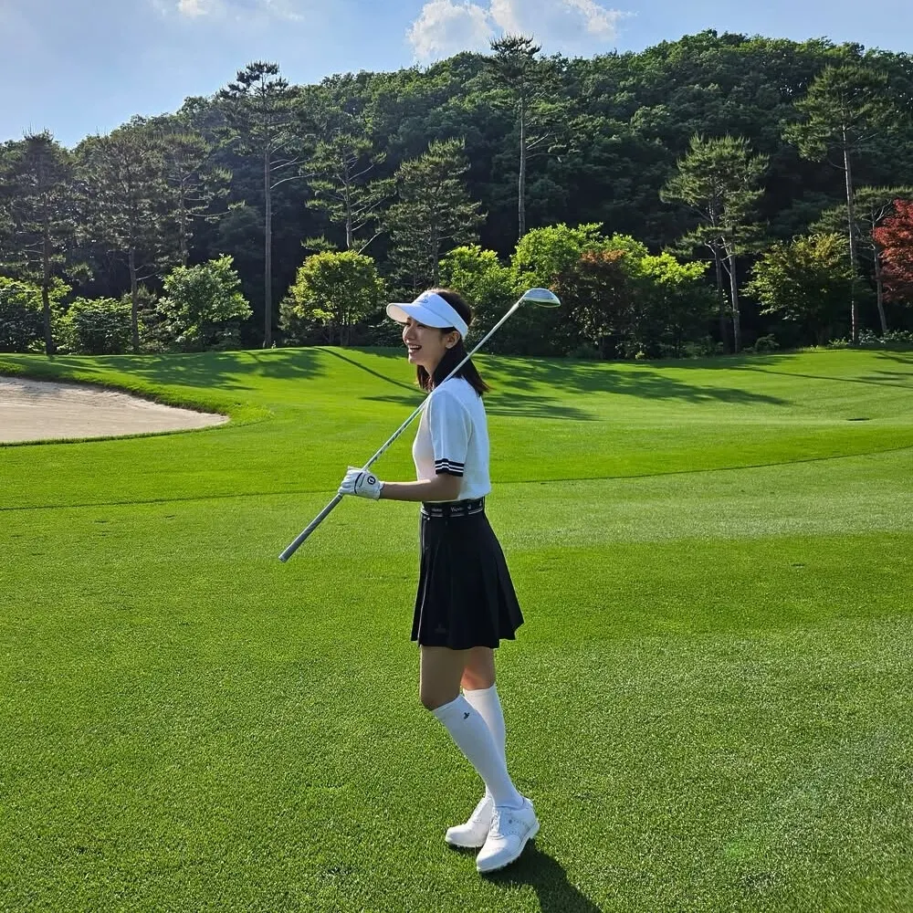 Kim Ji Yeon chơi golf