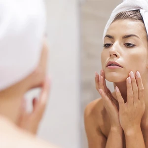 cách dùng nước hoa hồng đánh thức vẻ đẹp 1