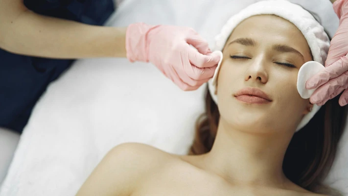 cô gái thực hiện liệu trình nặn mụn