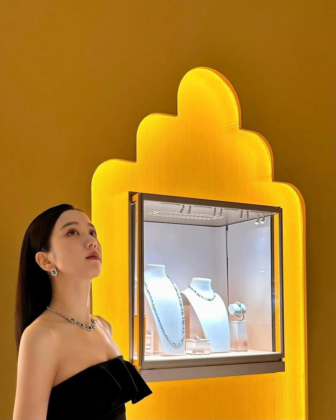 jisoo và dây chuyền catier valentine