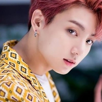 Jungkook em út bts tóc đỏ áo vàng