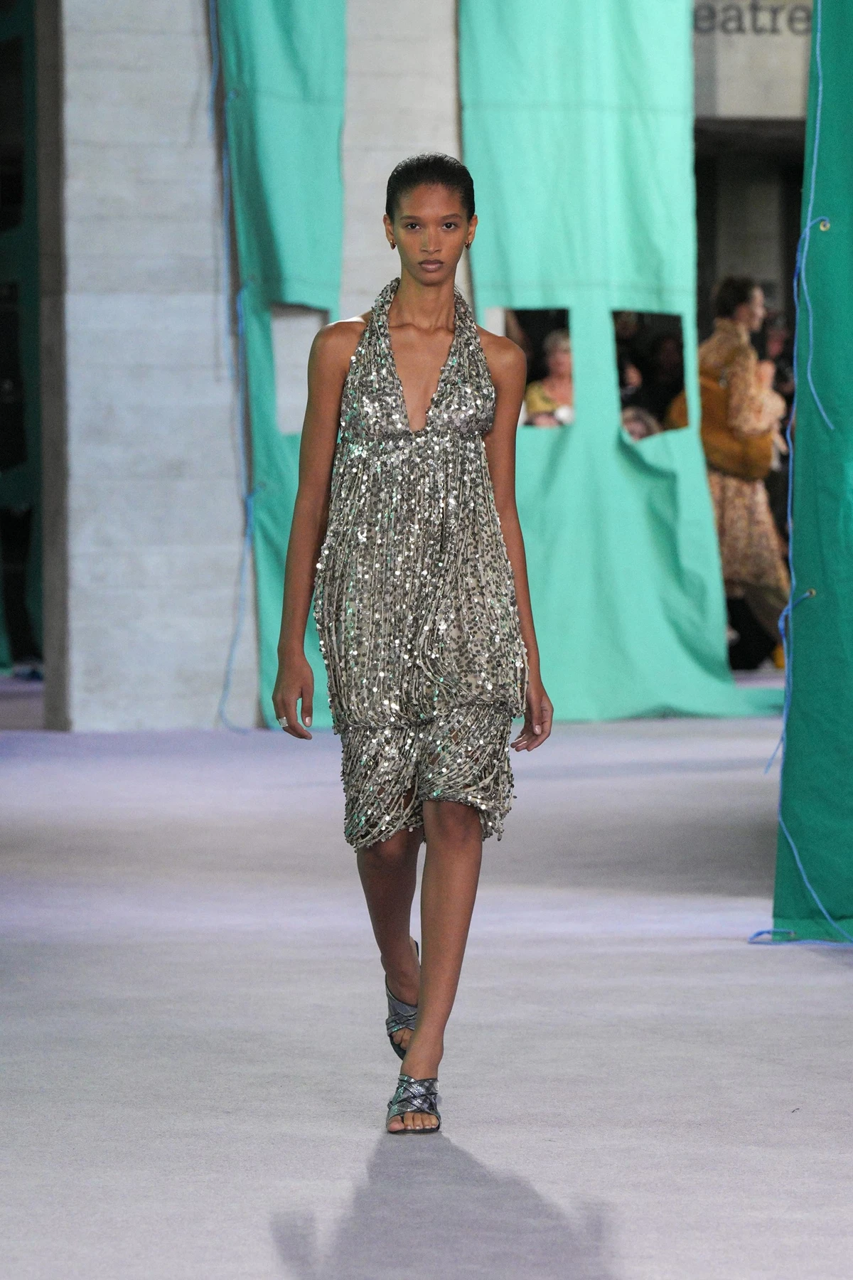 váy cổ yếm đính sequins