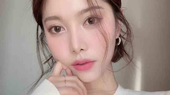 Du Xuân với phong cách trang điểm “hoa anh đào e ấp”