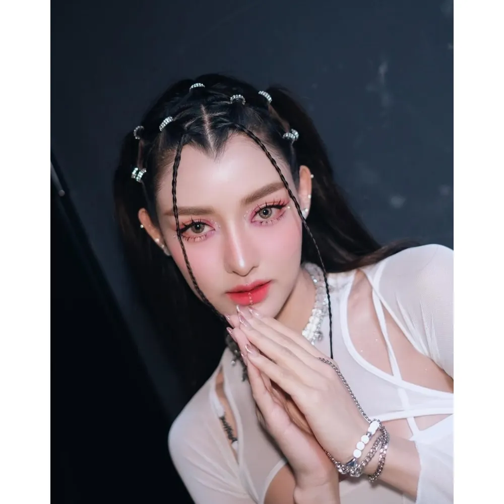 Á hậu 5 Hoa hậu Hòa bình Thái Lan 2024 Yuwaporn Song-Ngam diện kiểu tóc đi concert baby braids. 