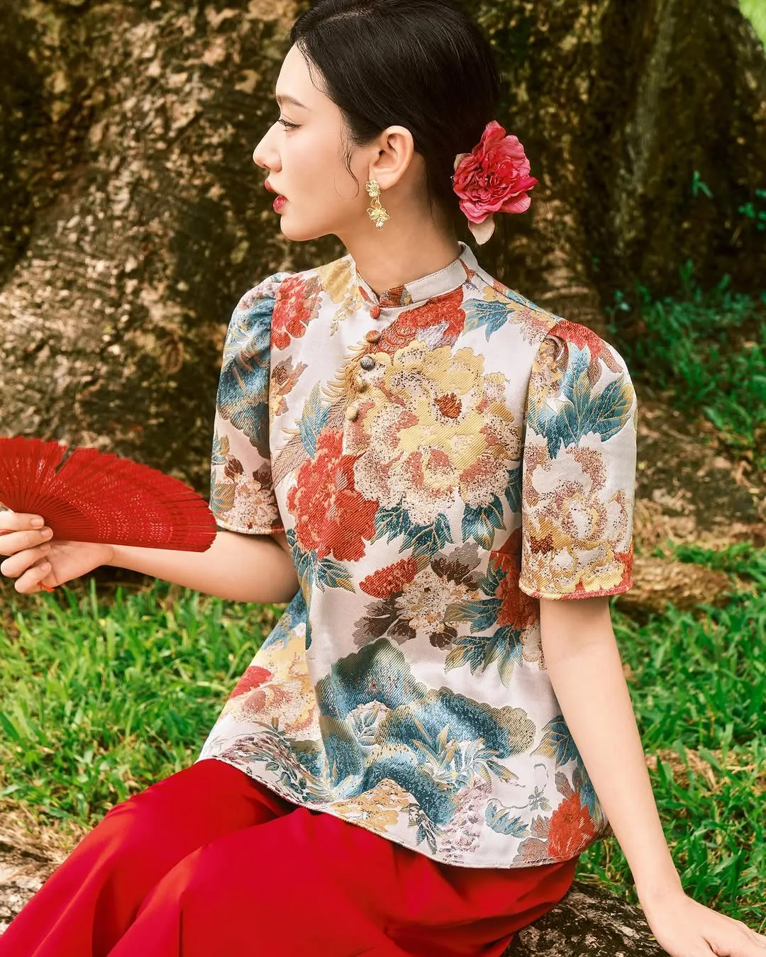 áo gấm hoa và quần suông 