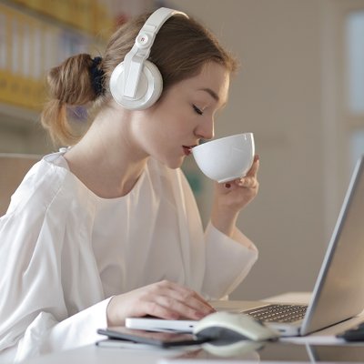 cô gái uống cà phê chán ghét công việc