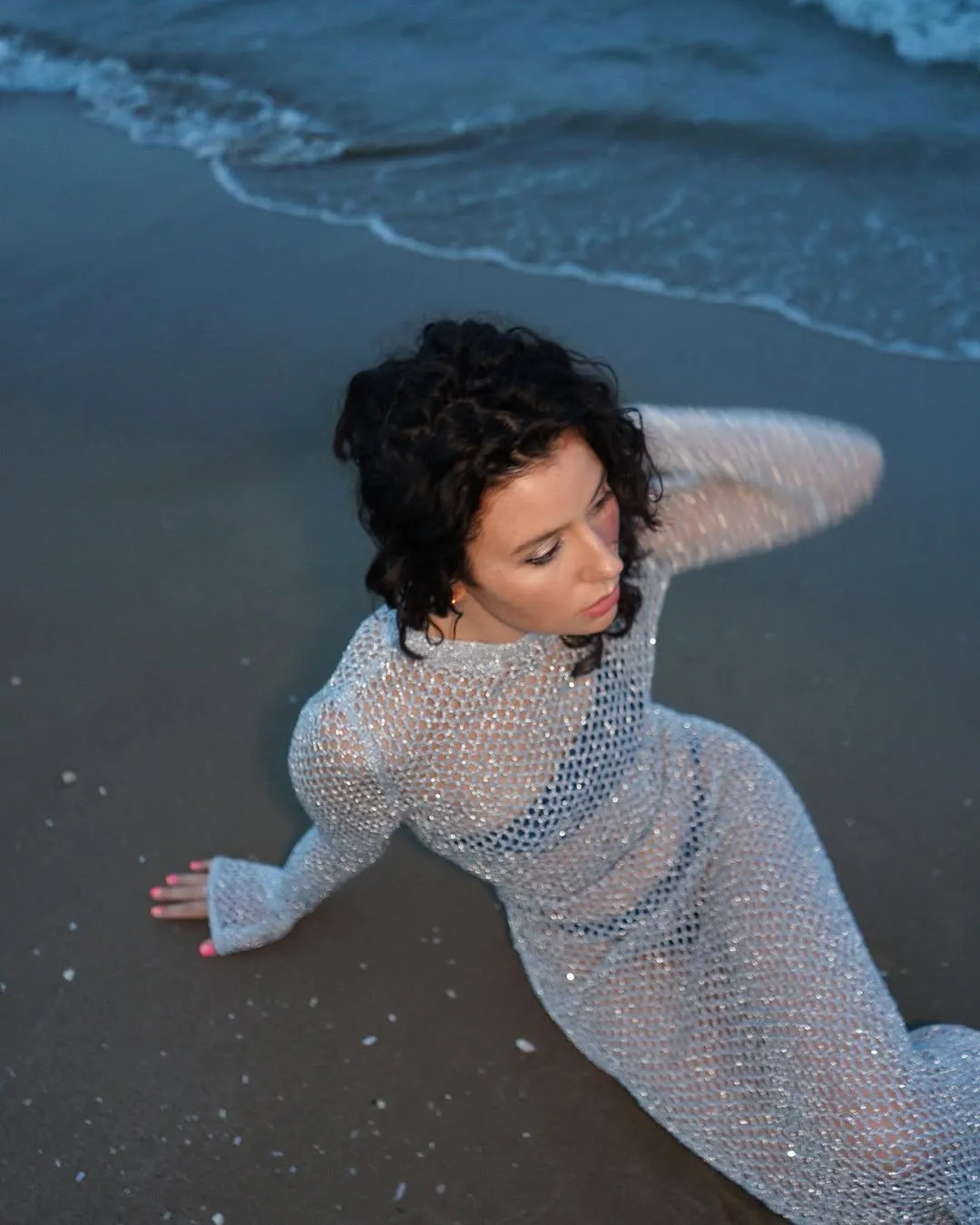 Đầm lưới dáng đuôi cá lấp lánh kết hợp cùng bikini là outfit đi biển chuẩn Mermaidcore.