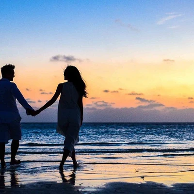 cặp đôi đi dạo trên bờ biển