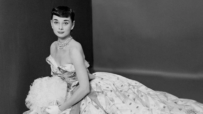 váy cưới của audrey hepburn