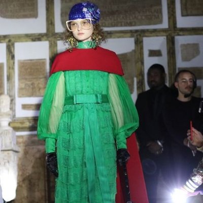 váy xanh áo choàng đỏ Gucci Cruise 2020