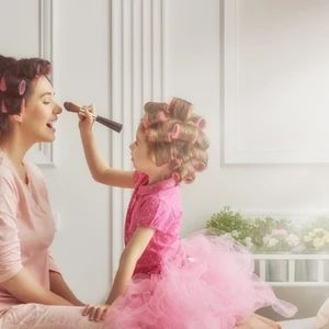 Nắm giữ 6 nguyên tắc giúp bạn trang điểm cho mẹ lưu lại vẻ đẹp thanh xuân