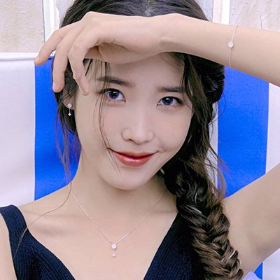 IU rạng rỡ đánh bay thâm nách.