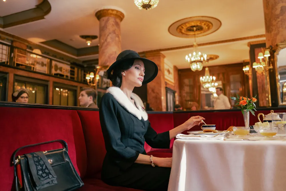 váy đen angelina jolie