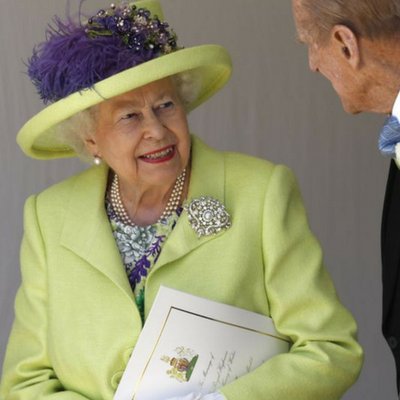 Nữ hoàng Elizabeth mặc trang phục nổi bật trong đám cưới công nương Meghan Markle