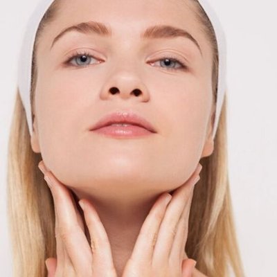 Massage cổ-Cô gái áp tay lên cổ.