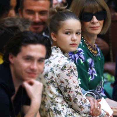 harper beckham trên hàng ghế đầu show victoria beckham xuân hè 2020