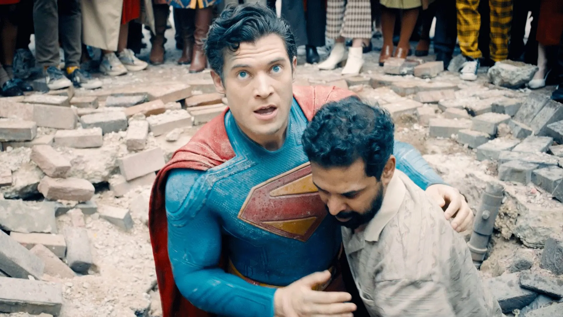 Superman gục ngã trong khói bụi và được người dân đỡ dậy