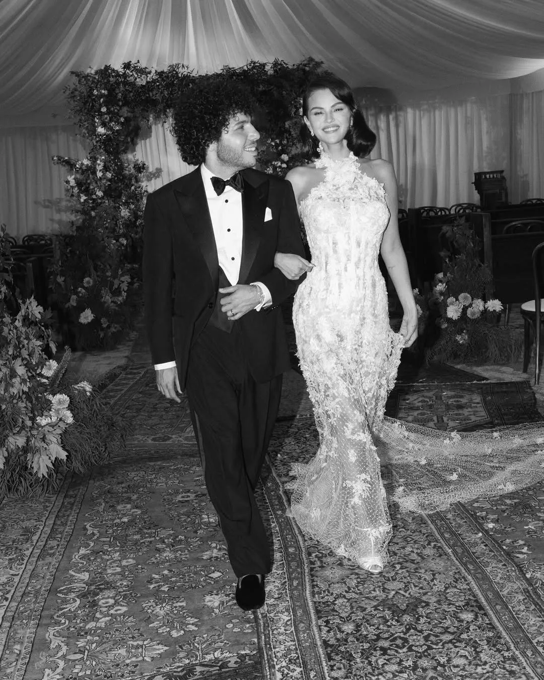 Selena Gomez diện váy ren Ralph Lauren