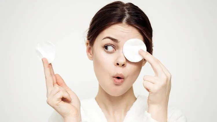 Nước tẩy trang - bí mật vẻ đẹp mộng mơ của cô gái Pháp