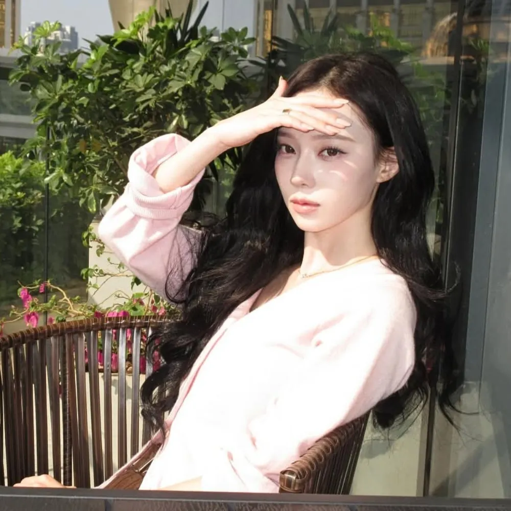 Winter (aespa) lấy tay che nắng