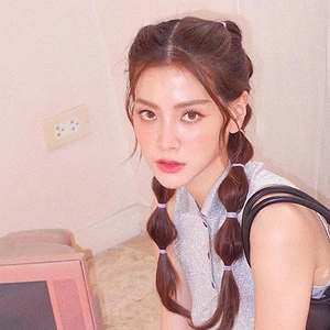 Tóc thẳng-Baifern Pimchanok ngồi tạo dáng với túi xách.