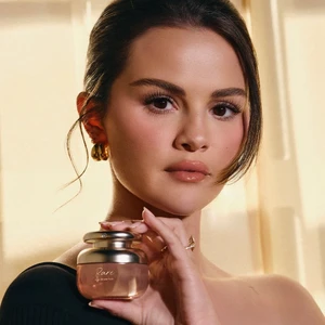 Selena Gomez cầm chai nước hoa Rare Eau de Parfum