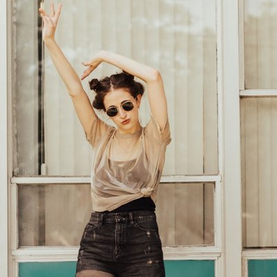 trang phục ảnh hưởng thành công - cô gái mặc cột tóc mặc quần shorts đen