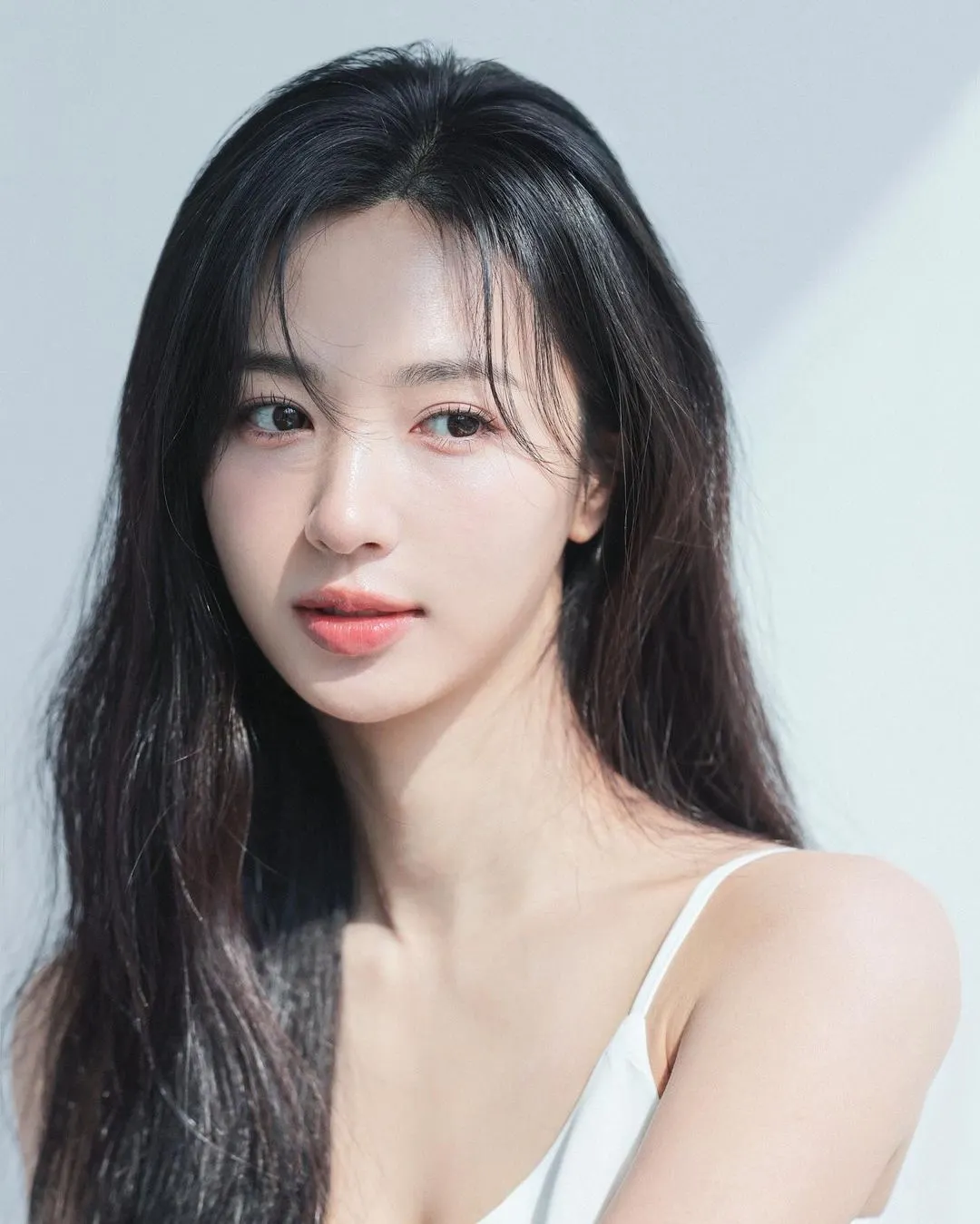 Làn da săn chắc của cô gái nhờ bôi peptides và hyaluronic.