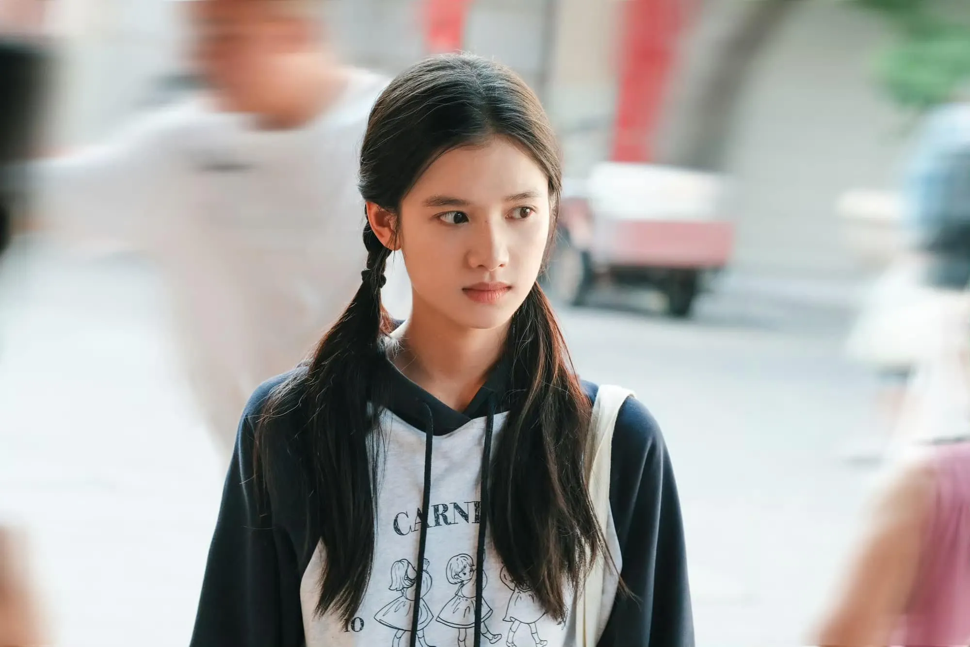 Thời trang Trương Tịnh Nghi Hoodie trong hoán vũ
