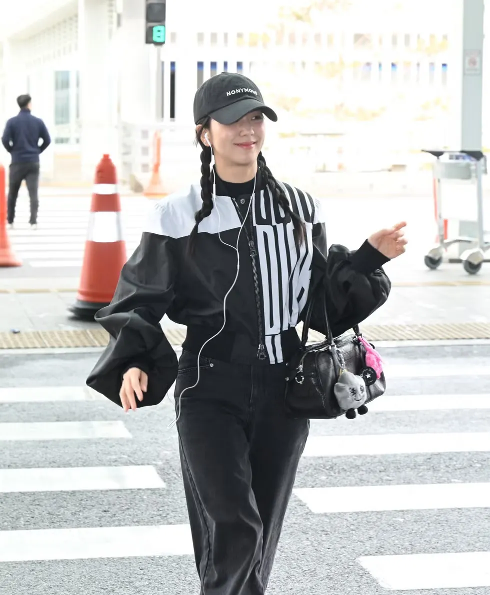 sao hàn jisoo mang túi dior