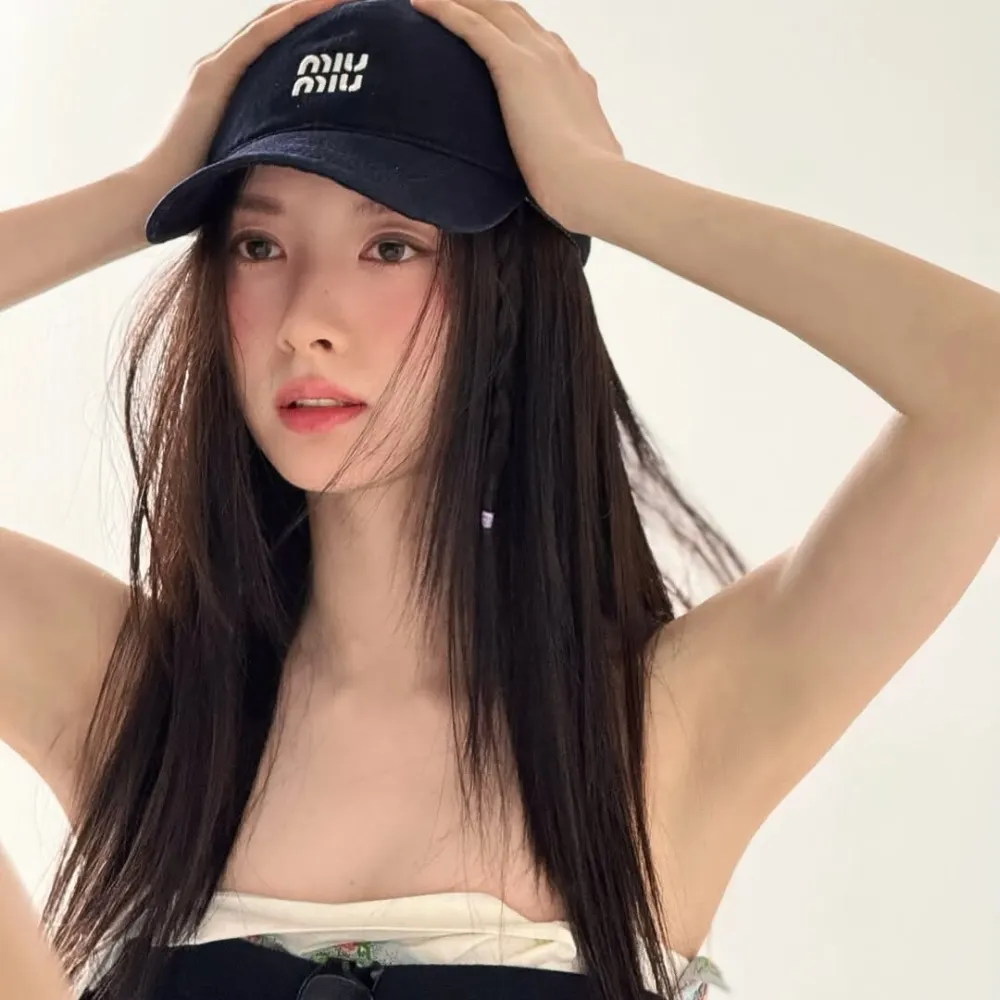 Kim Ji Yeon đội mũ lưỡi trai và xõa tóc