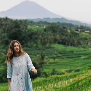 cô gái đi trên đồng ruộng