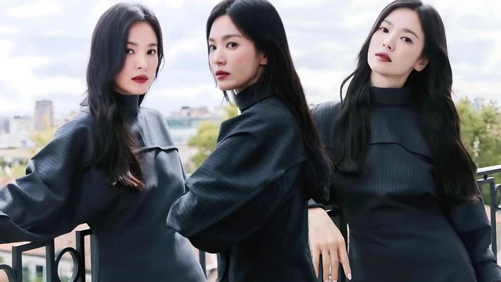Song Hye Kyo mặc đầm tay dài màu đen và tạo kiểu tóc xõa thẳng để chụp ảnh tại Milan Fashion Week
