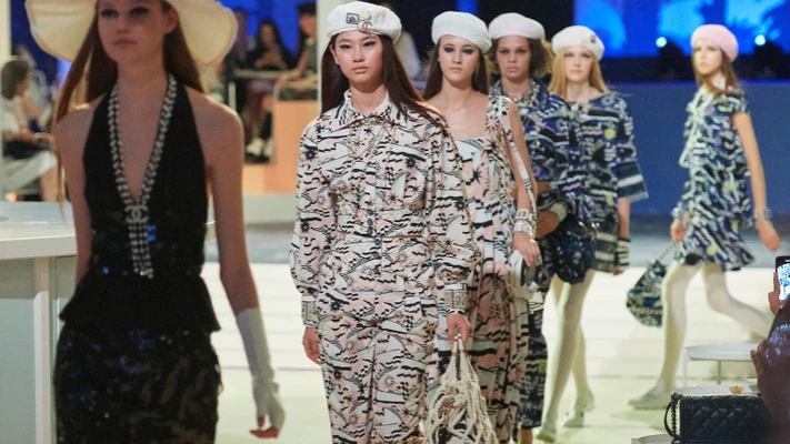 BST Chanel Cruise 2019 được tái hiện sinh động bên bờ sông Chao Phraya, Bangkok