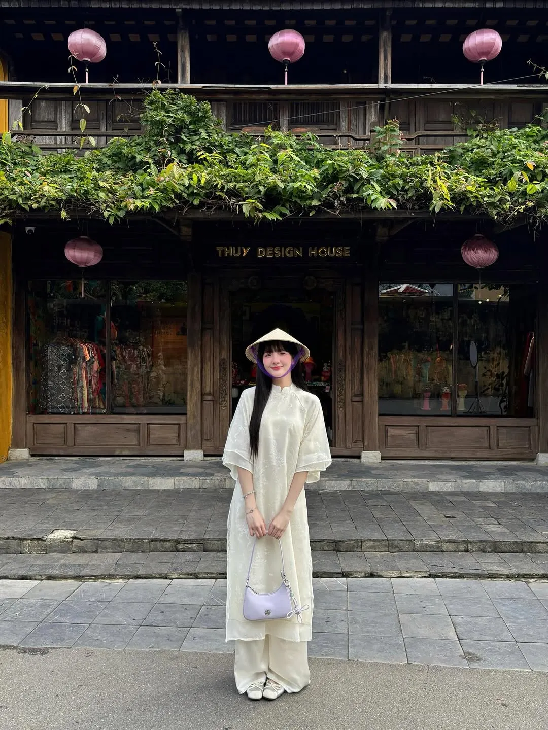 Túi Gieo Duyên kết hợp duyên dáng cùng áo dài.