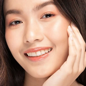 Cô gái đưa tay xoa mặt, chống lão hóa