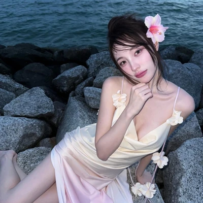 Cô gái cài hoa lên tóc và tạo dáng bên bãi biển.