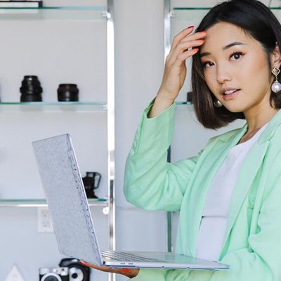cô gái mặc áo cardigan xanh blog túi xách